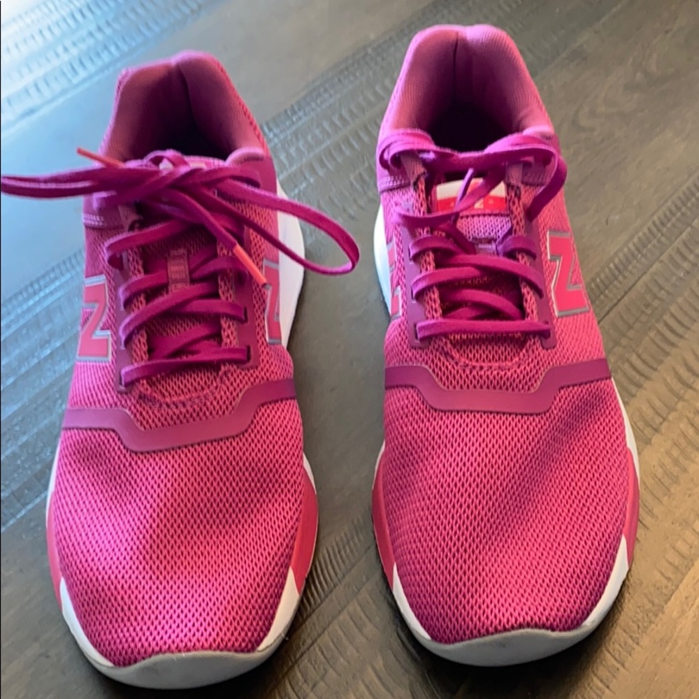 Tennis shoes